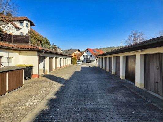 Zufahrt zu den Garagenstellplätzen