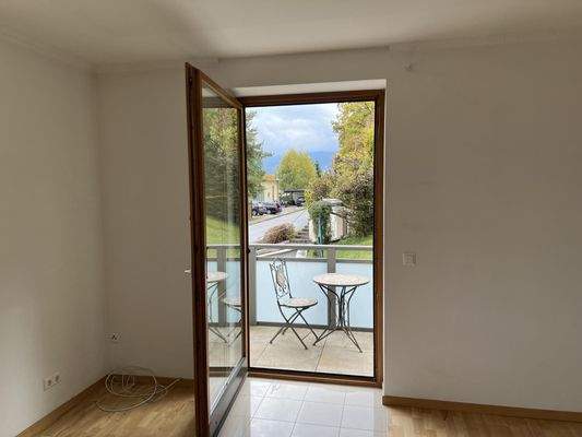 Wohnzimmer, Ausgang auf den Balkon