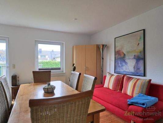 Sofa hinter dem Esstisch