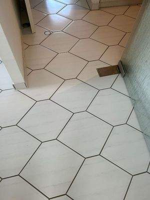 Zeitloser Fußbodenbelag im Flur, Küche und Bad