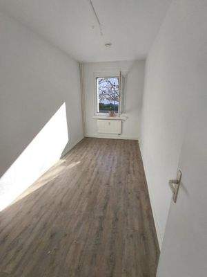 Leerer Raum mit Fenster