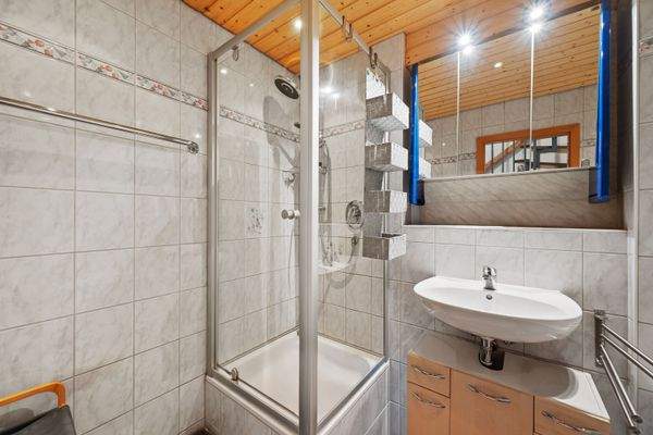 DG 1 | Bad mit Dusche und Wanne