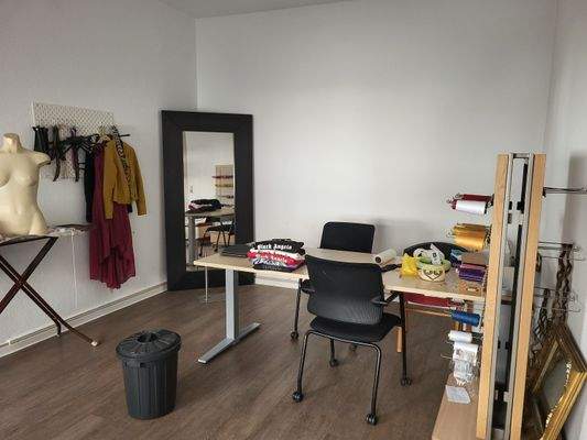 Ladenraum Hochparterre (derzeit Näh-Atelier)