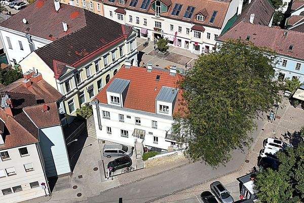 Drohnenaufnahme aus Süd-Süd-Ost mit umgebenden Gebäuden