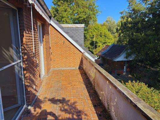 Der Balkon mit idyllischer Ruhe zum Garten und Fluss