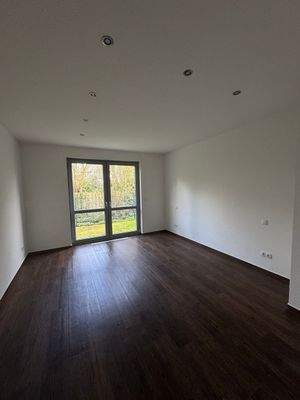 Helles Wohnzimmer mit Parkett