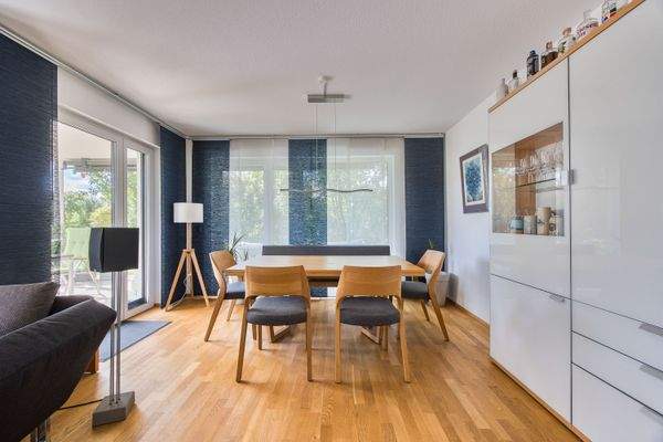 Heller Essbereich mit Echtholzparkett und Zugangsmöglichkeit zur Terrasse