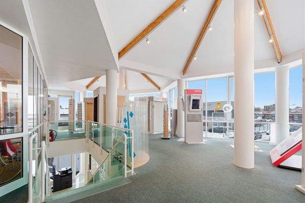 Lichtdurchflutete Ausstellungsräume