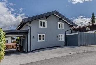 Hausansicht/Parkplatz