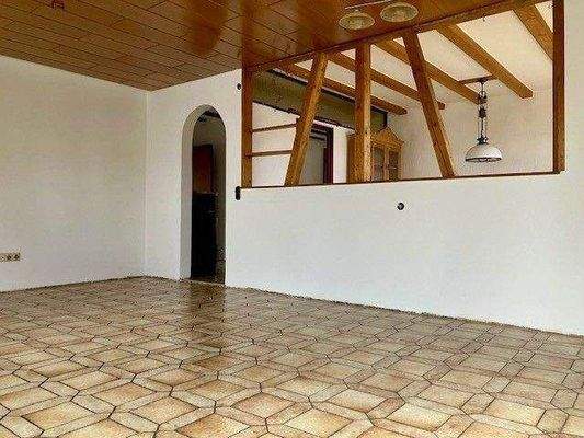 Raumteiler zwischen Wohnen und Essen.jpg