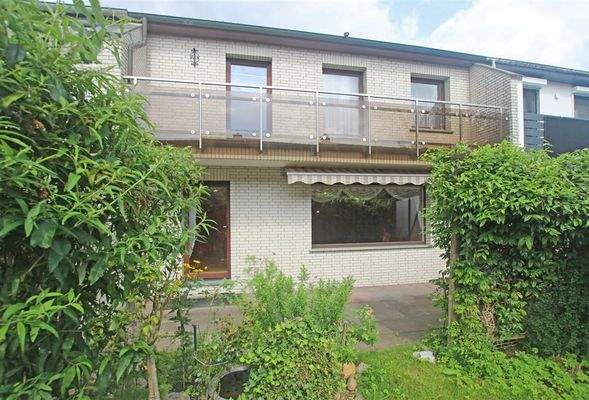 Blick auf Terrasse und Balkon