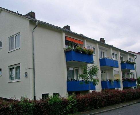Blick auf das Haus mit blauen Balkonen