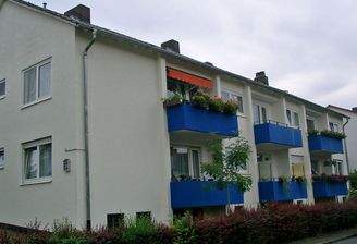 Blick auf das Haus mit blauen Balkonen
