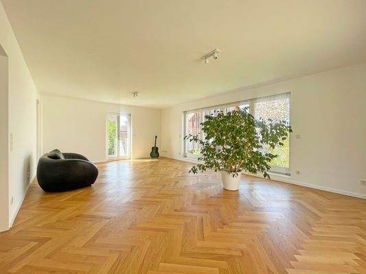 Lichtdurchflutet aehr gut als Elternschlafzimmer oder weiterer Wohnbereich vorstellbar