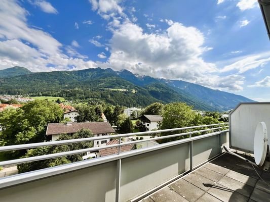 Halb-überdachter Süd-Balkon mit ca. 27m² Fläche