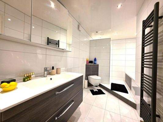 Badezimmer mit Badewanne und Dusche in der Einliegerwohnung