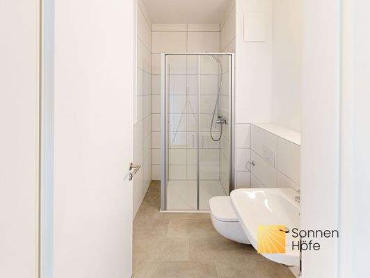 Badezimmer mit Dusche (Musterwohnung)