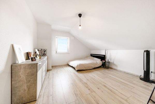 großes Schlafzimmer 