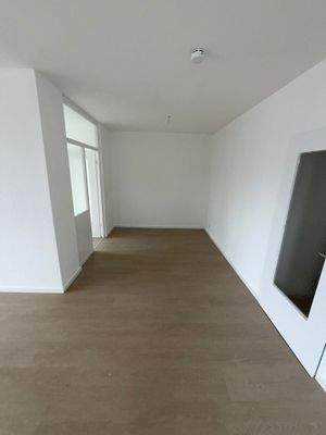 Leerer Raum mit Holzboden