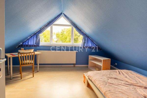 Erstes von zwei baugleichen Zimmern im Spitzboden