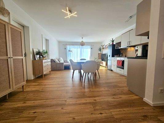 Wohn-, Ess-, Kochbereich mit EBK