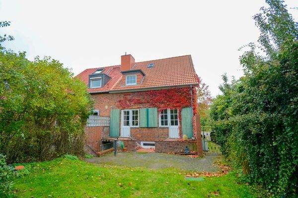 Blick vom Garten auf das Haus