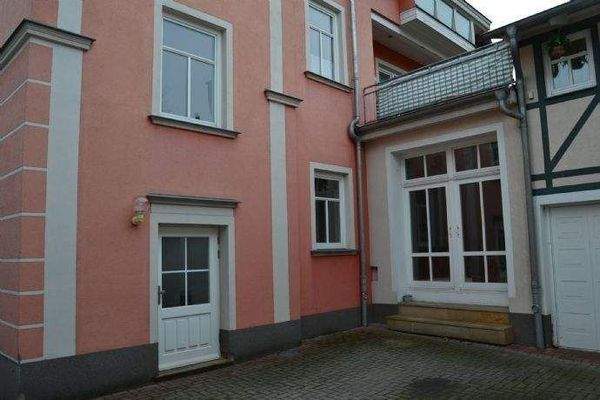 Seiteneingang mit Parkplatz