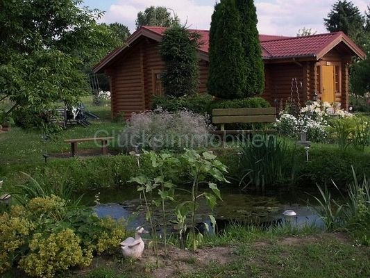    Idyllischer Gartenteich