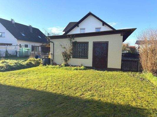 Garten und Doppelgarage