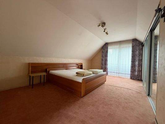 großes Schlafzimmer OG