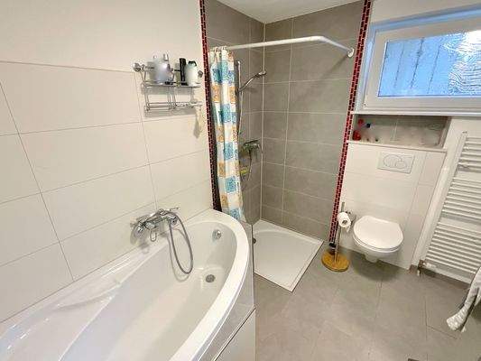 Bad mit Fenster, Wanne und Dusche