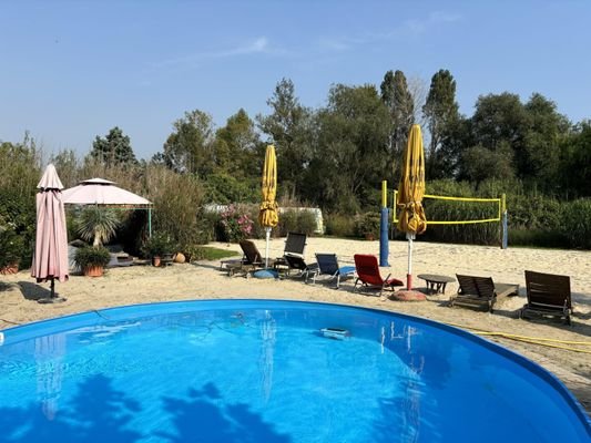 Beachvolleyballplatz und Pool