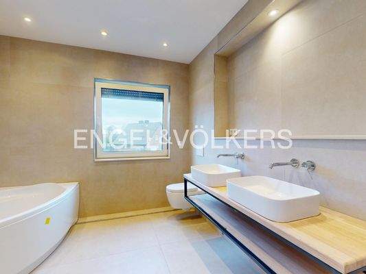 modernes Dusch- und Wannenbad