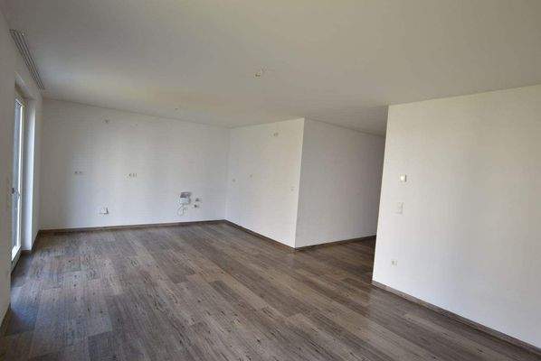 Wohnzimmer mit offener Küche