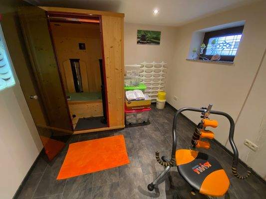 Wellness Bereich mit Infrarot Sauna im UG.jpeg