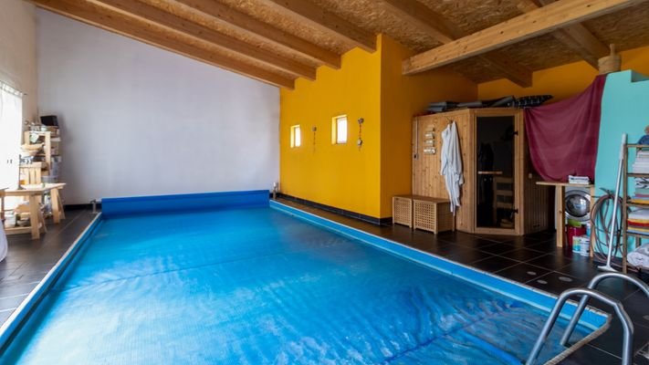Swimmingpool im EG