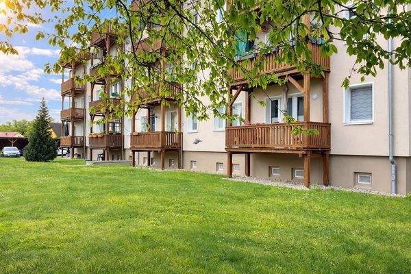 Rückseite mit Balkonanlage