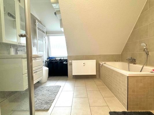 Bad mit Dusche und Wanne im 1.OG rechts