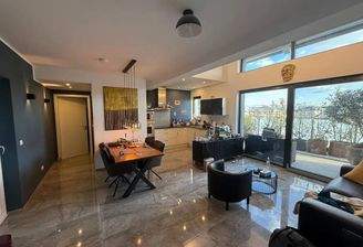 Einbauküche und Essbereich