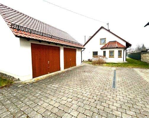 Einfahrt mit Garagen