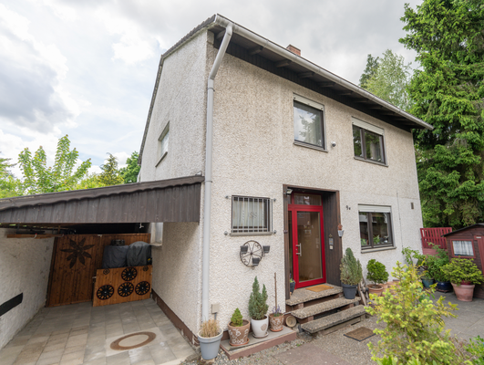 Haus 1 Hauseingang mit Carport