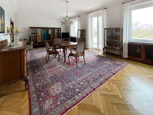 Wohnzimmer mit großem Balkon und Mainblick (I)