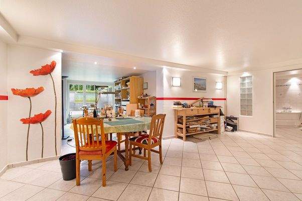 Wohnlich ausgebautes Multifunktionszimmer im Untergeschoss 