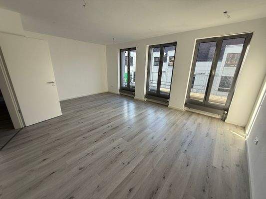 Modernes Büro mit Fenstern