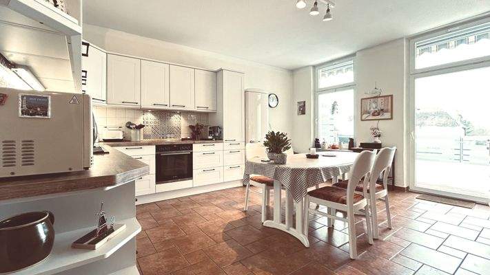 WE1 Küche mit Zugang zur Dachterrasse