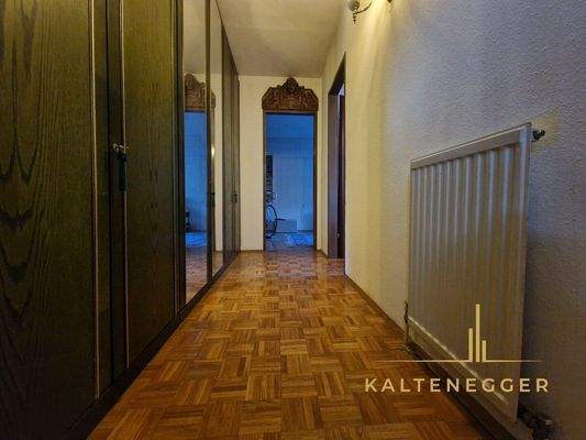 EG: Durchgang zu den Zimmern ca. 6,81 m²