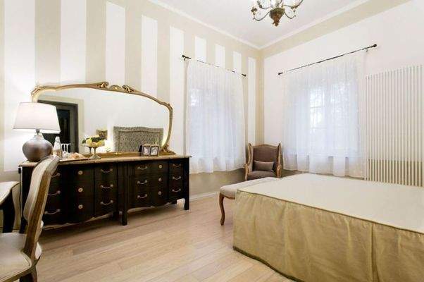 Villa mit Swimmingpool, Gästehaus, Nebengebäude und Land mit Weinberg und Olivenhain