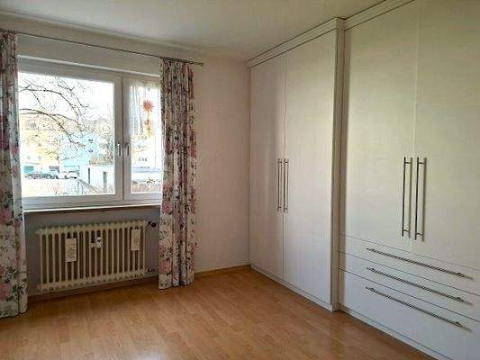 Schlafzimmer ausgestattet mit einer Schrankwand 