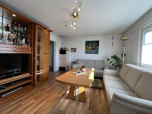 Gemütlicher Wohnbereich mit kleinem Kachelofen