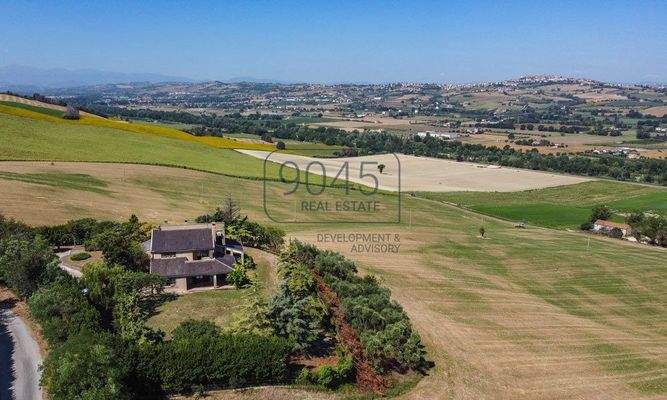 Elegante Villa mit Meerblick in der bezaubernden Hügellandschaft der Marken